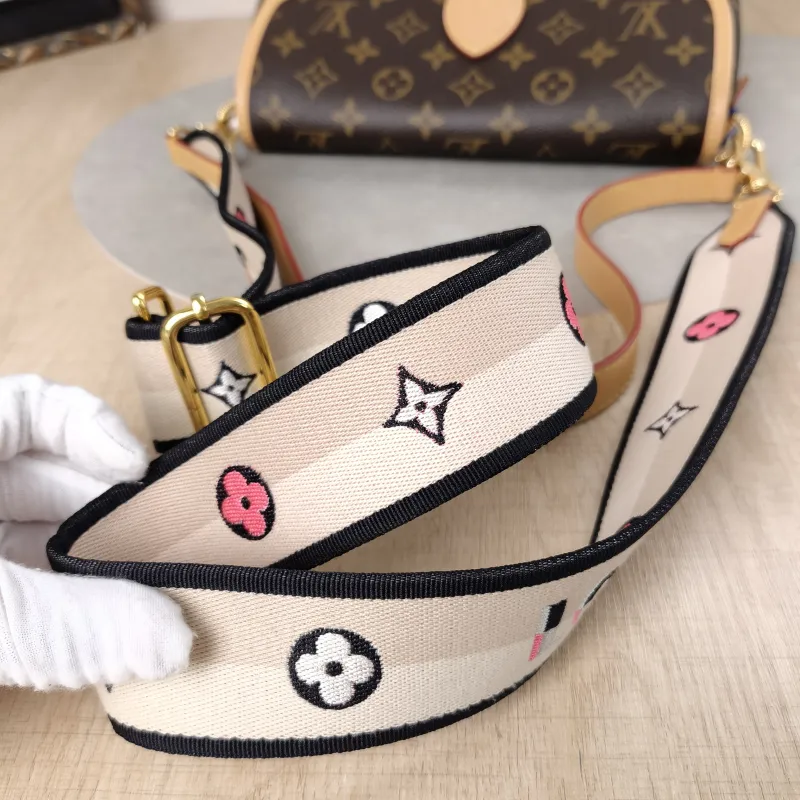 Louis Vuitton Crossbody Bag Diane Baguette Bag Shoulder Strap PVC Small24 × 9 × 15 cm — detail view 18 of 21
