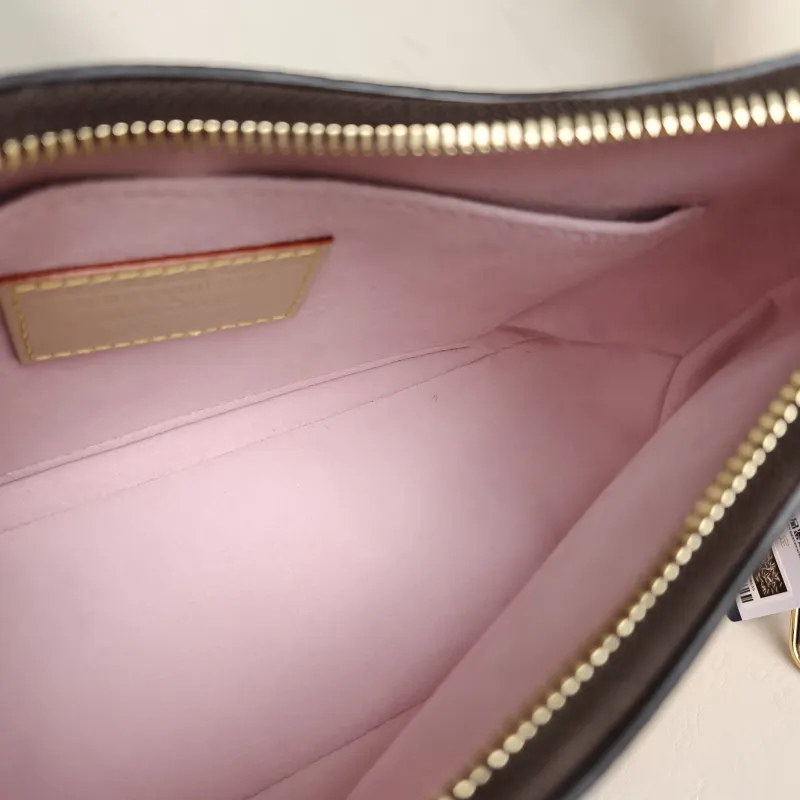 Louis Vuitton Crossbody Bag Boulogne Monogram PVC Small26 × 9.5 × 16 cm — detail view 9 of 10