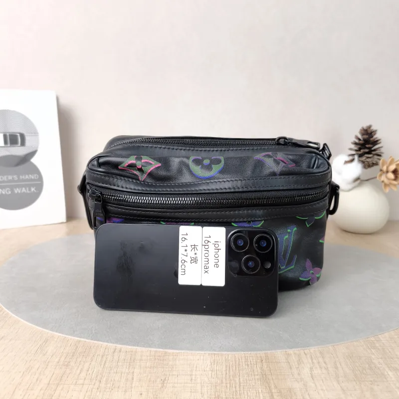 Louis Vuitton Crossbody Bag Comet Messenger Messenger Bag Black Calfskin Small23 × 8 × 12.5 cm — cover view 2 of 5