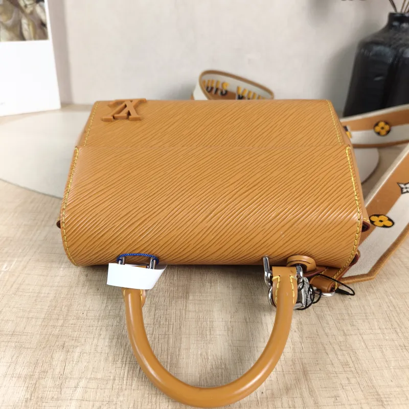 Louis Vuitton Crossbody Bag CLUNY Yellow Epi Embossed Calfskin Mini 20 × 7.5 × 16 cm — detail view 5 of 12