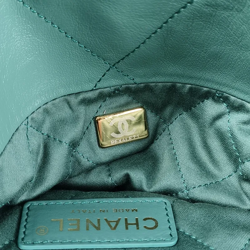 Chanel Shoulder Bag22Bag Green CC alfskin39 × 8 × 42 cm — detail view 6 of 17
