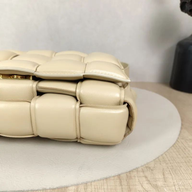 Bottega Veneta Crossbody Bag Padded Cassette Woven Lambskin Medium26 × 8 × 18 cm — detail view 11 of 14