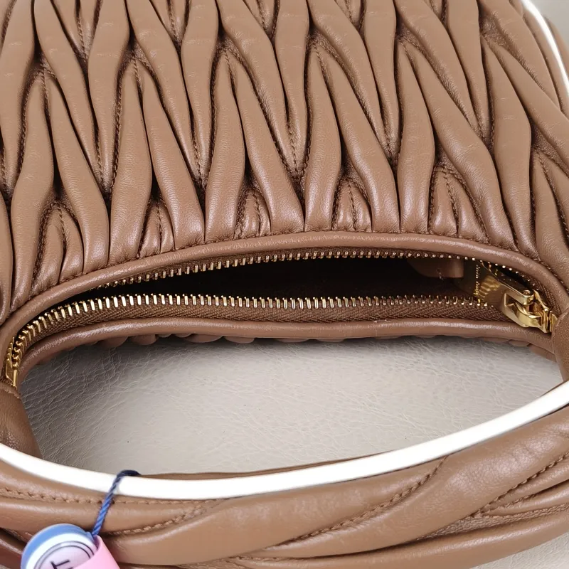 Miumiu Shoulder Bag Wander Matelassé Hobo Lambskin Small 20 × 6 × 17 cm — detail view 12 of 12