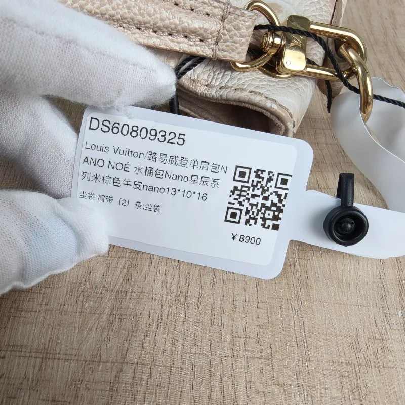 Louis Vuitton Shoulder Bag Petit Noé Bucket Bag Vintage Small 24 × 18 × 27 cm — detail view 10 of 11