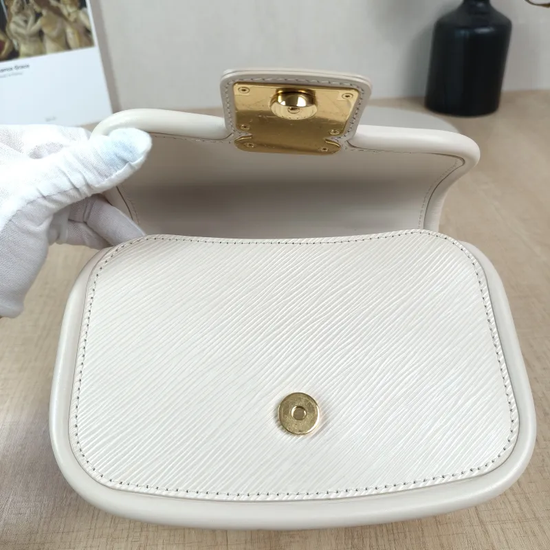 Louis Vuitton Crossbody Bag Hide and Seek Messenger Bag White Epi Embossed Calfskin One Size21 × 8 × 15 cm — detail view 14 of 14