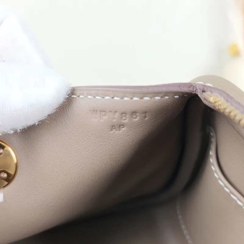 Hermès Crossbody Bag Lindy Mini 1918 TC Calfskinmini19 × 9.5 × 13 cm — detail view 1 of 12