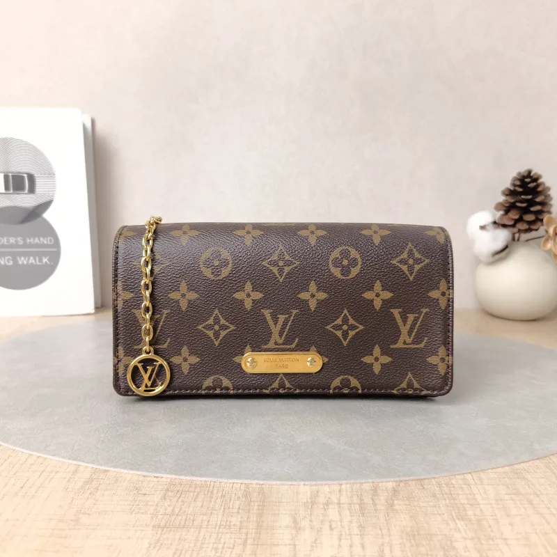 Louis Vuitton Crossbody Bag LILY Chain Bagwoc Monogram PVC One Size21 × 3.5 × 10.5 cm