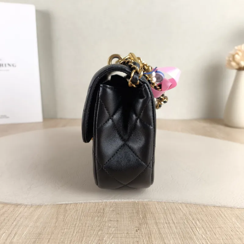 Chanel Crossbody Bag Pearl Black Lambskin Small 19 × 6 × 14 cm — detail view 2 of 11