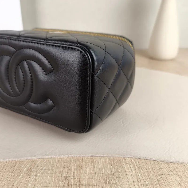 Chanel Crossbody Bag Edition Black Lambskin Mini 16 × 8 × 9.5 cm — detail view 4 of 12