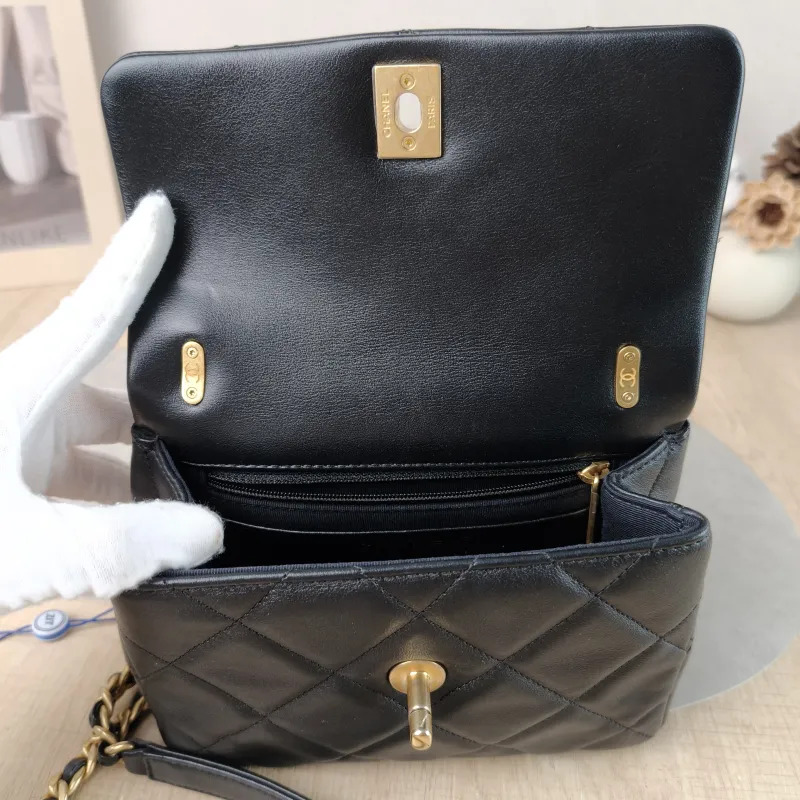 Chanel Crossbody Bag Black Calfskin 18 × 6.5 × 15 cm — detail view 7 of 13
