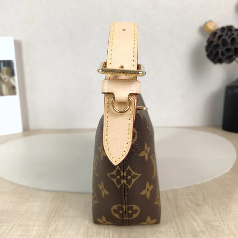 Louis Vuitton Shoulder Bag Pochette Hills Monogram PVC One Size 18.5 × 6.5 × 11 cm — detail view 5 of 10