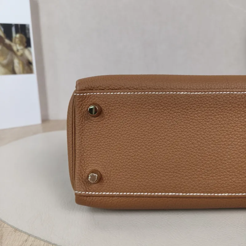 Hermès Shoulder Bag Kelly 25 Gold-Tone Hardware 37Gold Togo Calfskin Small 25 × 7 × 17 cm — detail view 14 of 14