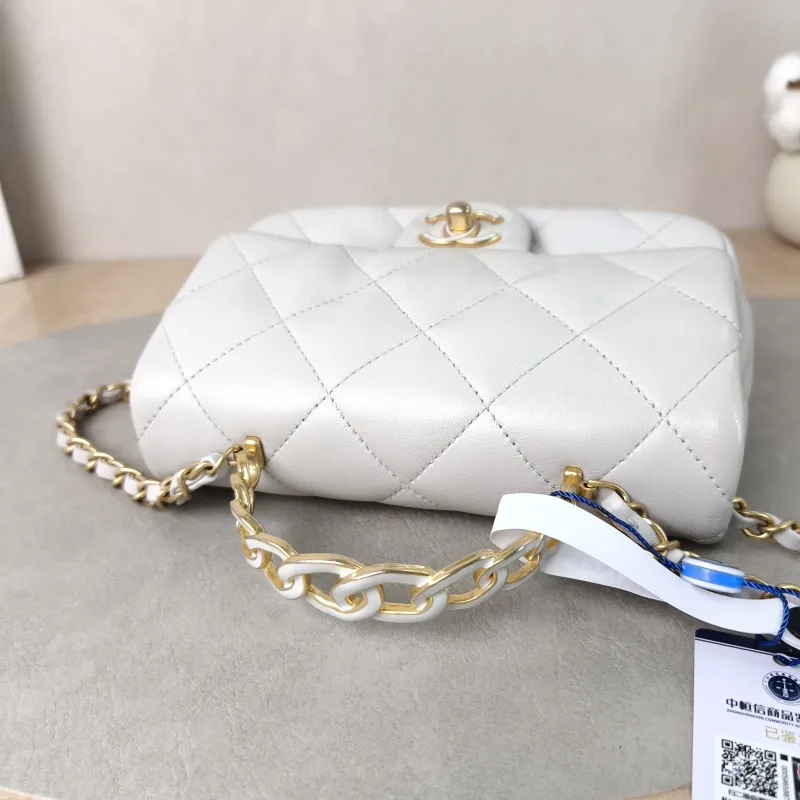 Chanel Crossbody Bag Edition White Lambskin One Size19 × 7 × 13.5 cm — detail view 2 of 14