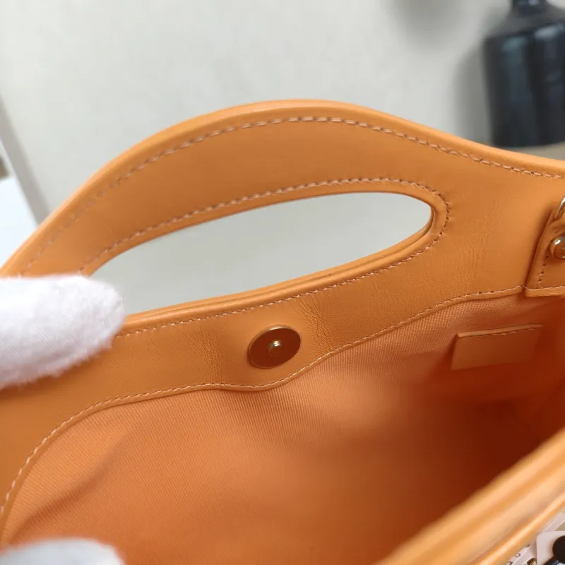 Chanel Crossbody Bag31Bag Calfskinnano20.5 × 3.5 × 17 cm — detail view 6 of 10
