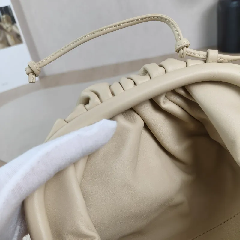 Bottega Veneta Clutch The Pouch Clutch Beige Lambskinmini22 × 5 × 13 cm — detail view 10 of 10