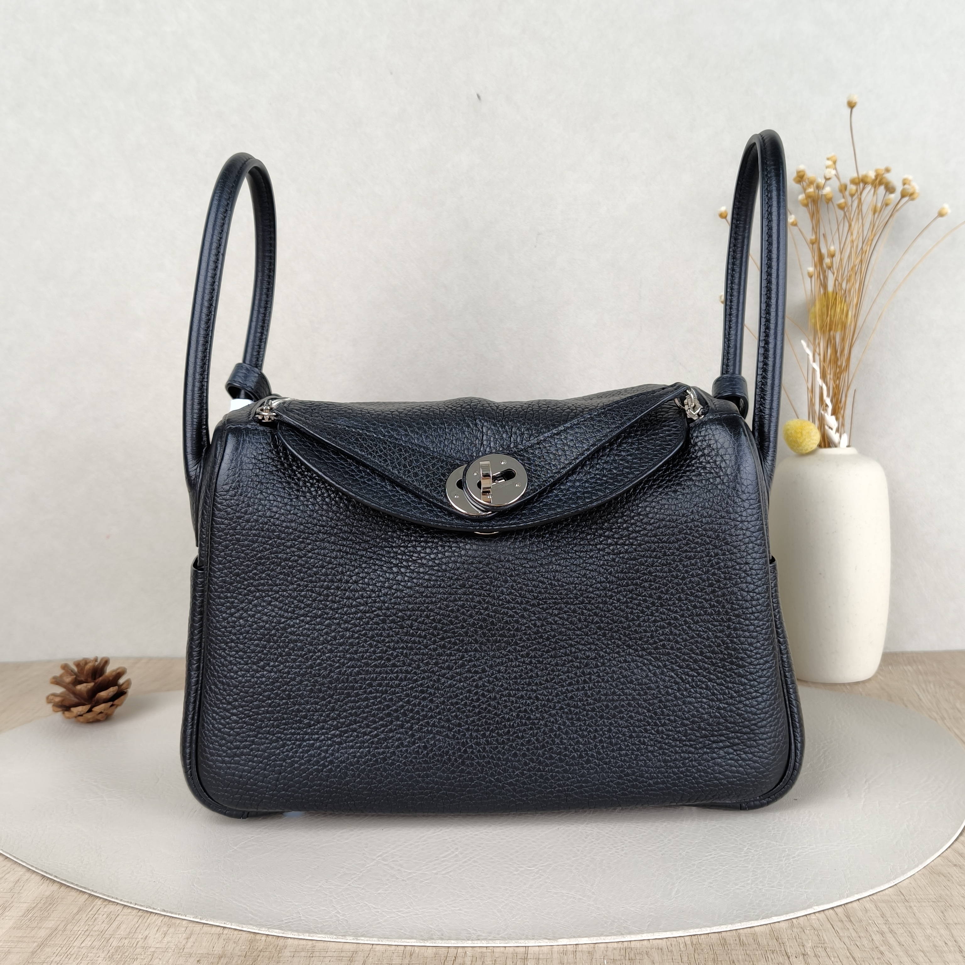 Hermès Shoulder Bag Lindy 26Black Clemence Taurillon TC Calfskin Small26 × 12 × 18 cm