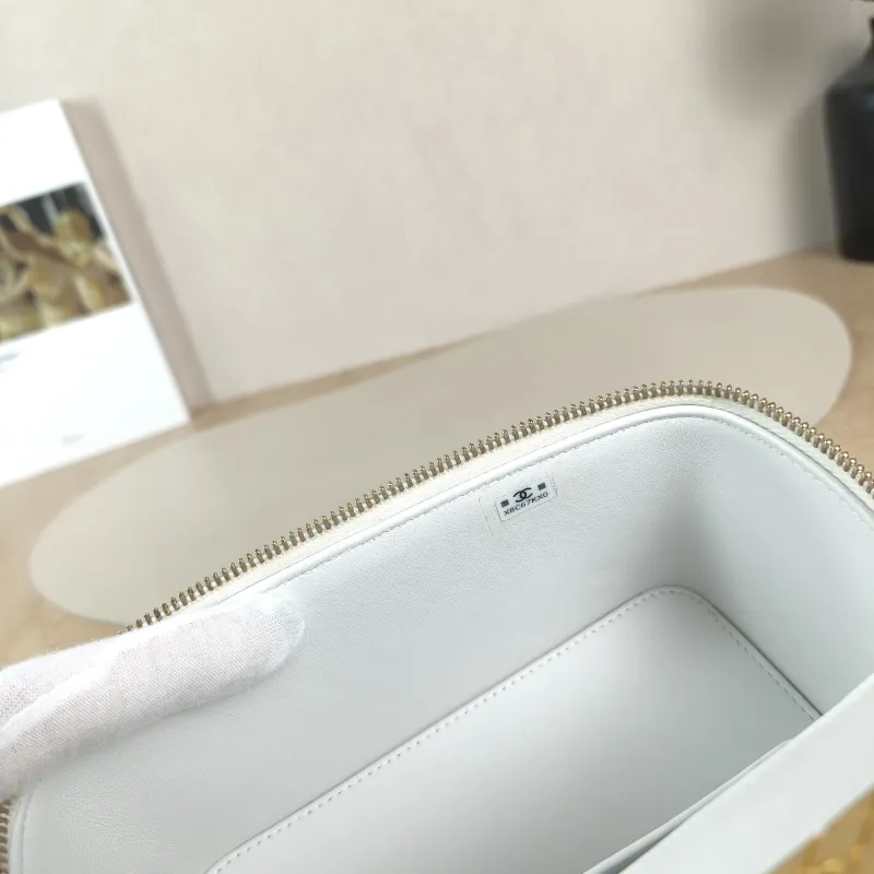 Chanel Crossbody Bag Edition White Grained Calfskin One Size16 × 8 × 9.5 cm — detail view 11 of 12