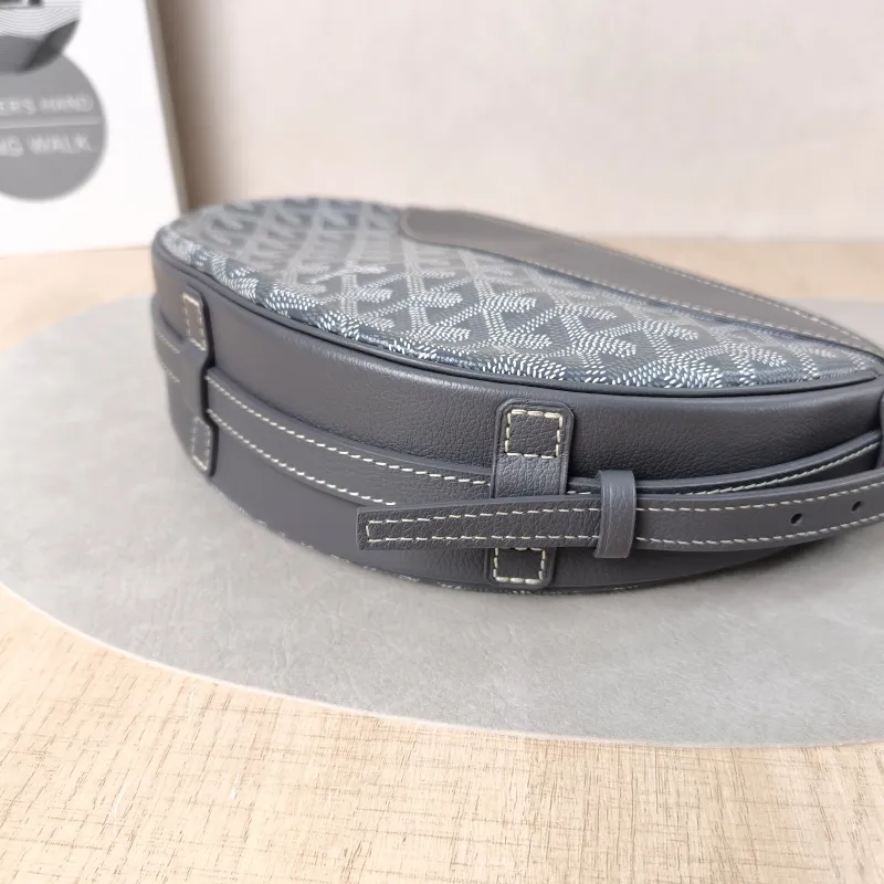 GOYARD Crossbody Bag Hirondelle Grey Canvas ine25 × 6 × 17 cm — detail view 5 of 12
