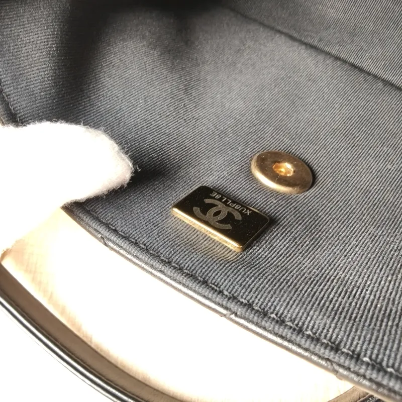 Chanel Crossbody Bag Black Calfskin 18 × 6.5 × 15 cm — detail view 5 of 13