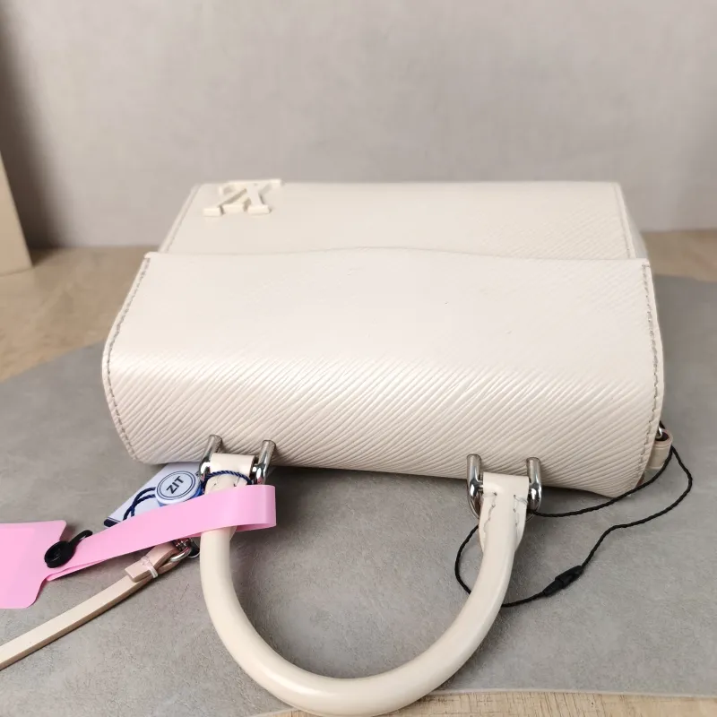 Louis Vuitton Crossbody Bag CLUNY White Epi Embossed Calfskin Mini 20 × 7.5 × 16 cm — detail view 9 of 13