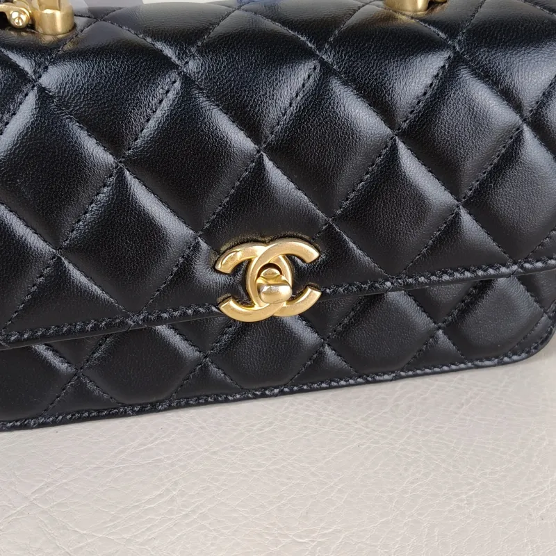 Chanel Crossbody Bag Black Lambskin 17 × 4 × 9 cm — detail view 12 of 12