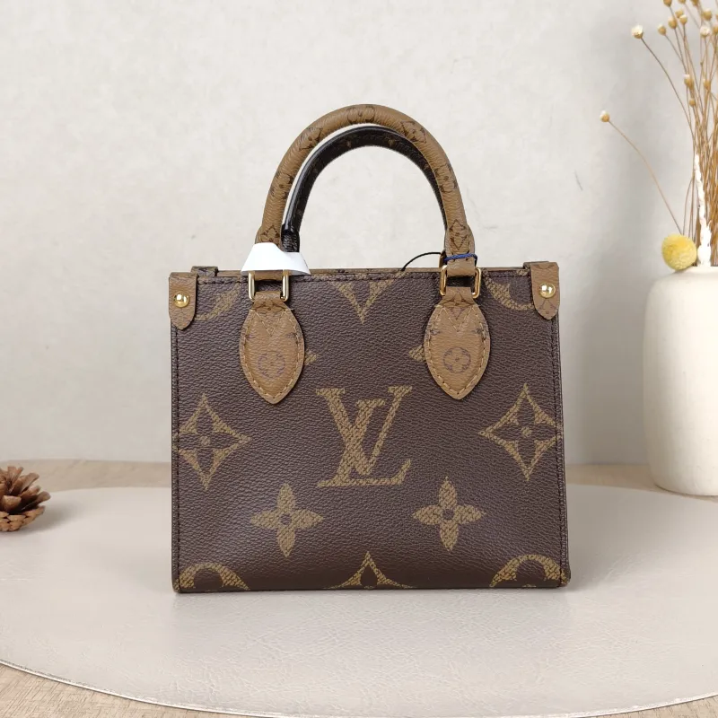 Louis Vuitton Crossbody Bag Onthego BB Monogram PVCBB18 × 8.5 × 15 cm