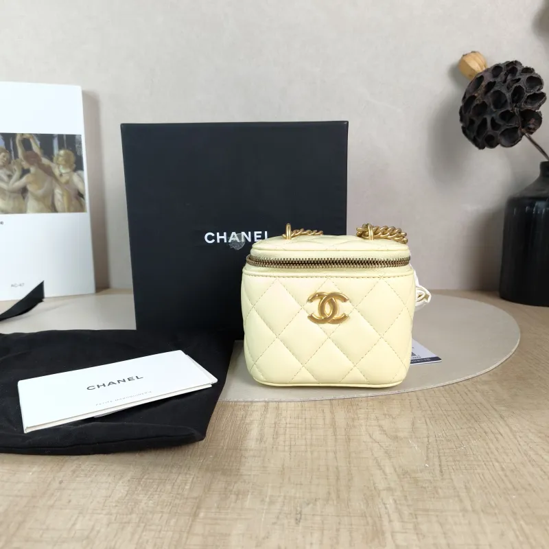 Chanel Crossbody Bag Edition Yellow Lambskin One Size 10 × 7 × 9 cm — cover view 5 of 6