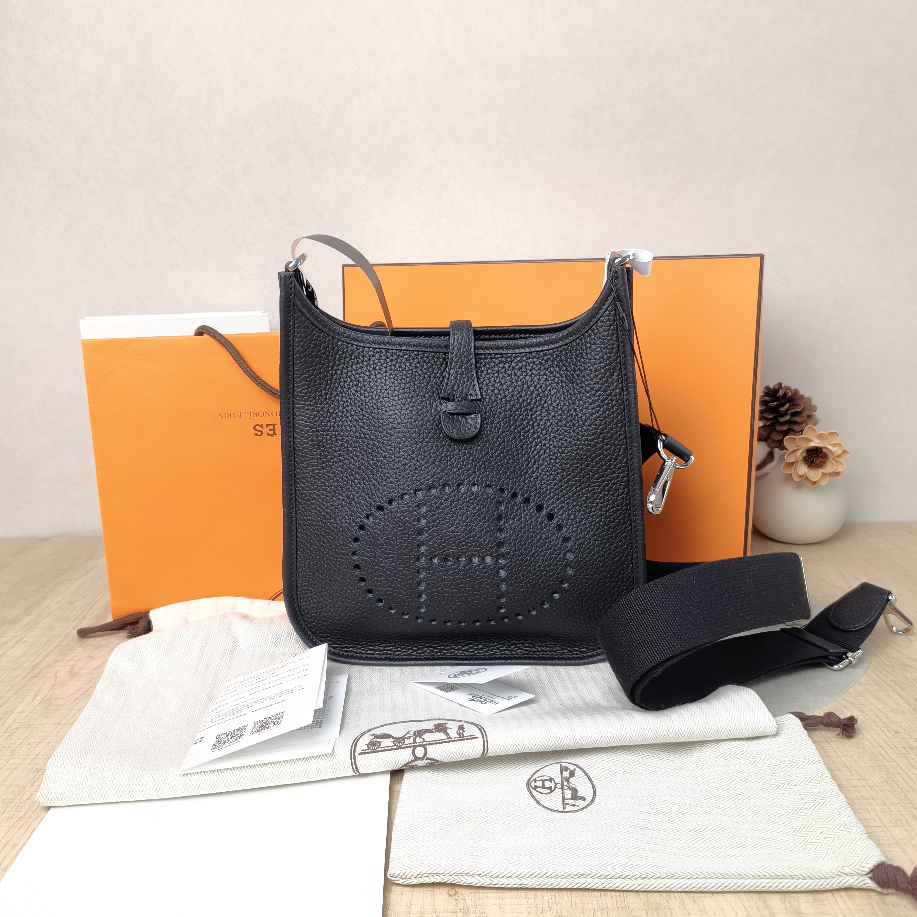 Hermès Crossbody Bag Evelyne 23 23Black TC Calfskin One Size23 × 6 × 24 cm — cover view 4 of 6