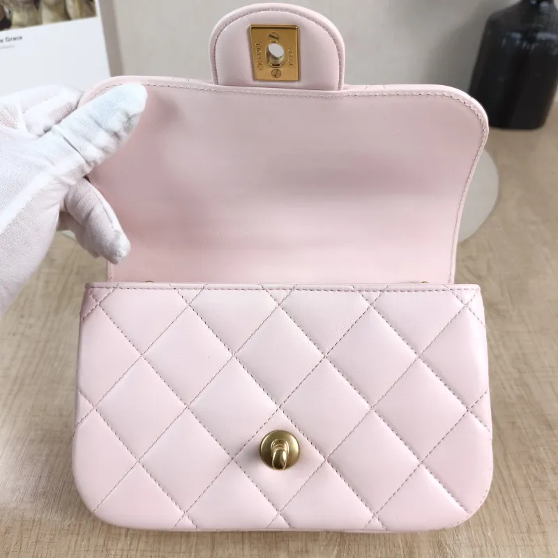 Chanel Crossbody Bag 24a Pearl Pink Lambskin Mini 19 × 7 × 13 cm — detail view 8 of 11