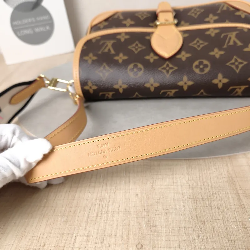 Louis Vuitton Crossbody Bag Diane Baguette Bag Shoulder Strap PVC Small24 × 9 × 15 cm — detail view 7 of 15