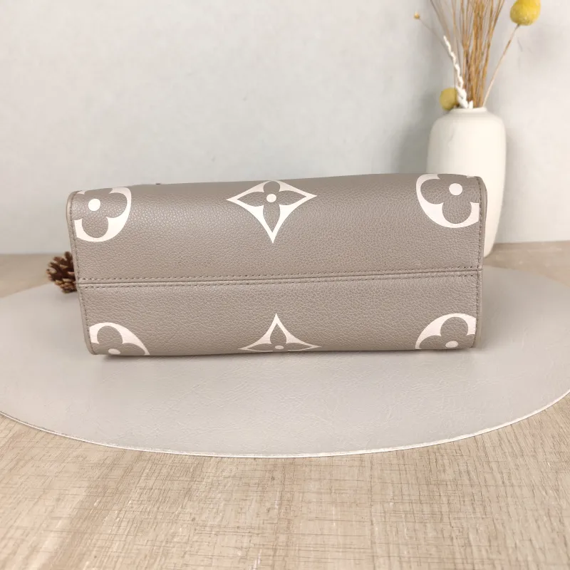Louis Vuitton Shoulder Bag Onthego · White Monogram Empreinte Embossed Calfskin Small25 × 11.5 × 19 cm — cover view 2 of 6