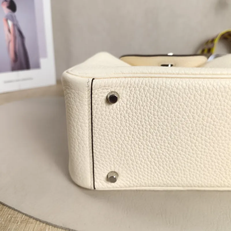 Hermès Crossbody Bag Shoulder Strap Lindy Mini 19 TC Calfskinmini19 × 9.5 × 13 cm — cover view 2 of 11