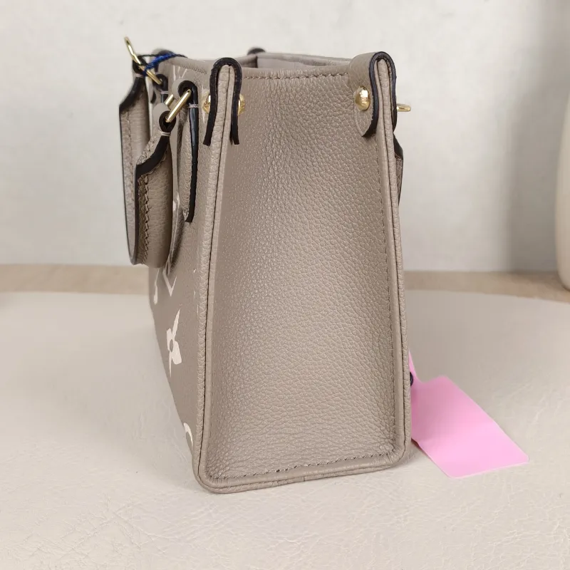 Louis Vuitton Crossbody Bag Onthego BB · White Empreinte Embossed Calfskin BB 18 × 8.5 × 15 cm — detail view 4 of 10