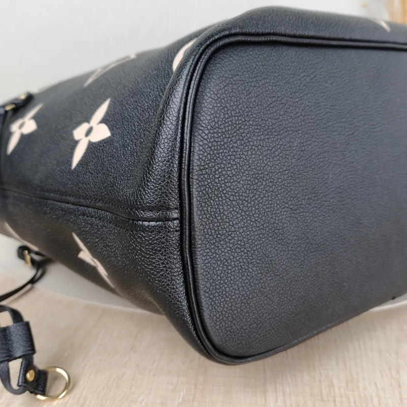 Louis Vuitton Shoulder Bag Neverfull Black · White Calfskin Medium 31 × 14 × 28 cm — detail view 4 of 10