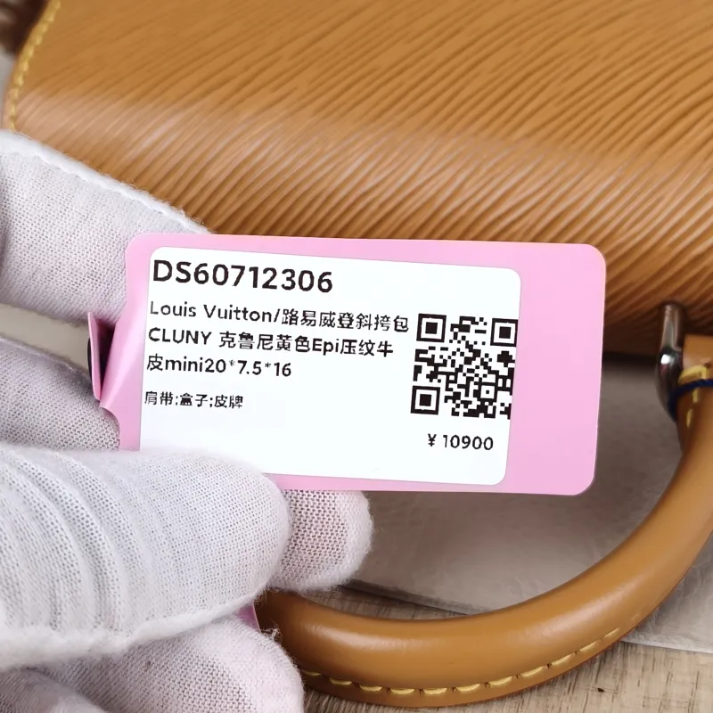 Louis Vuitton Crossbody Bag CLUNY Caramel Epi Embossed Calfskinmini20 × 7.5 × 16 cm — detail view 7 of 15