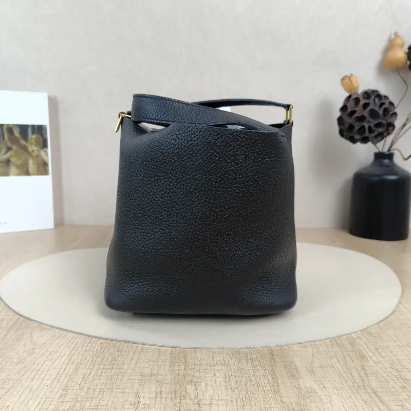 Hermès Top Handle Bag Picotin Lock 18 18Black Clemence Taurillon TC Calfskin Small18 × 13 × 19 cm — detail view 6 of 11
