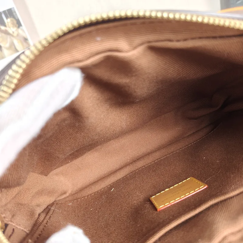 Louis Vuitton Crossbody Bag Nil Messenger Bag Monogram PVC 22 × 7 × 16.5 cm — detail view 9 of 11
