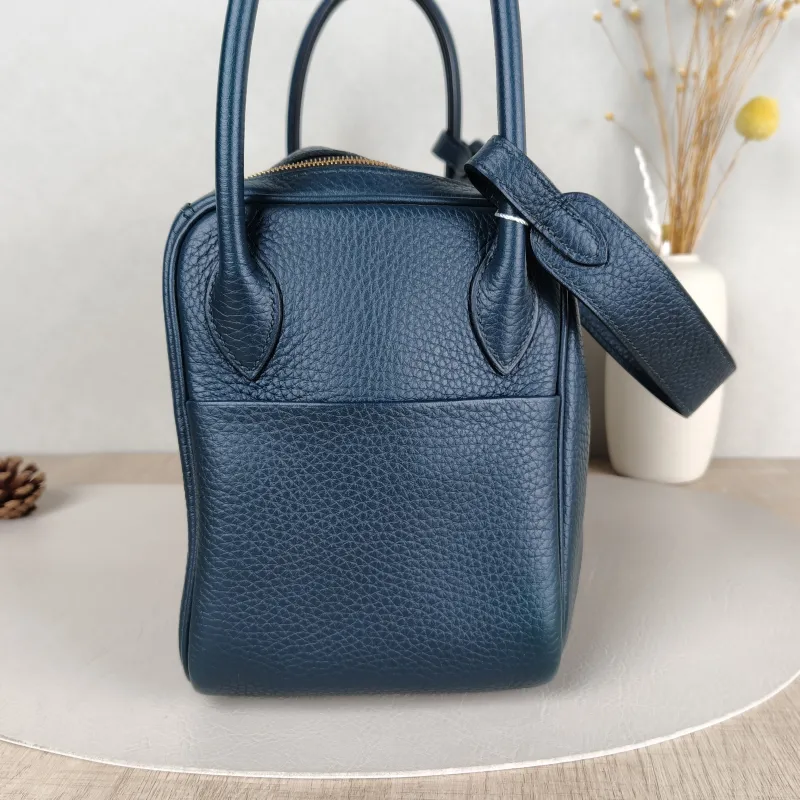 Hermès Crossbody Bag Lindy 266O Taurillon Clemence TC Calfskin Small26 × 12 × 18 cm — detail view 8 of 11