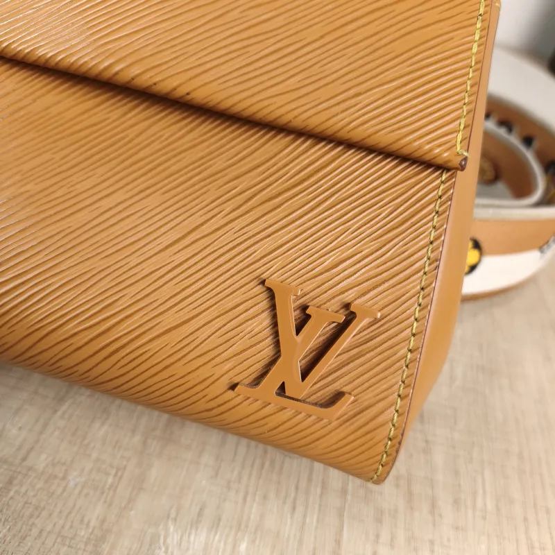 Louis Vuitton Crossbody Bag CLUNY Yellow Epi Embossed Calfskin Mini 20 × 7.5 × 16 cm — detail view 2 of 12