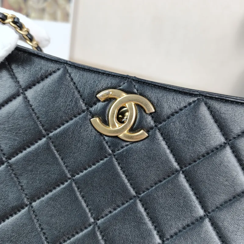Chanel Shoulder Bag hobo Black with Gold-Tone Hardware Lambskin One Size 22 × 9 × 19 cm — detail view 6 of 11