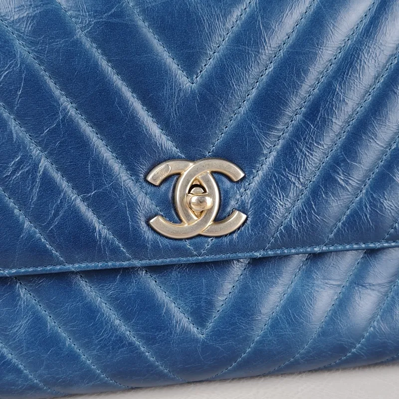Chanel Top Handle Bag Coco Handle​ Blue V Calfskin Medium 29 × 12 × 18 cm 24 — detail view 5 of 15