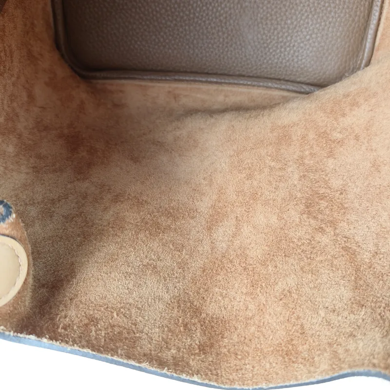 Hermès Top Handle Bag Picotin Lock 22 223G Taurillon Clemence TC Calfskin Medium22 × 17 × 21 cm — detail view 9 of 12