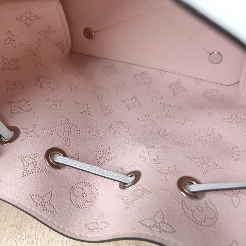 Louis Vuitton Crossbody Bag BELLA Calfskin One Size 22 × 14 × 19 cm — detail view 6 of 11