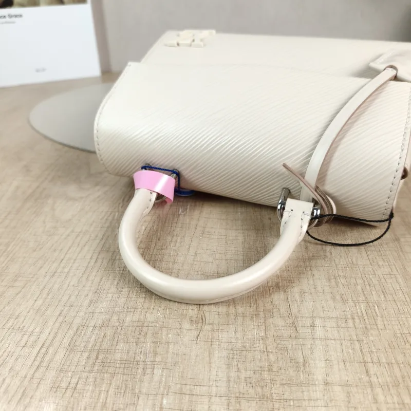 Louis Vuitton Crossbody Bag CLUNY White Epi Embossed Calfskin Mini 20 × 7.5 × 16 cm — detail view 9 of 14