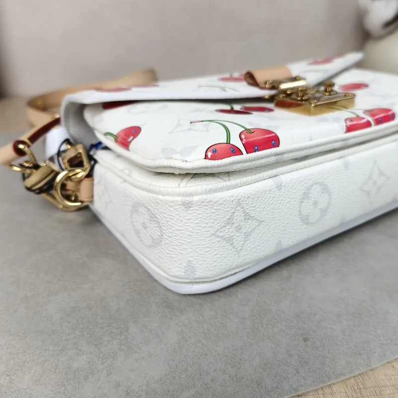Louis Vuitton Crossbody Bag Pochette Métis East West White · PVC Small21.5 × 6 × 13.5 cm — detail view 8 of 16