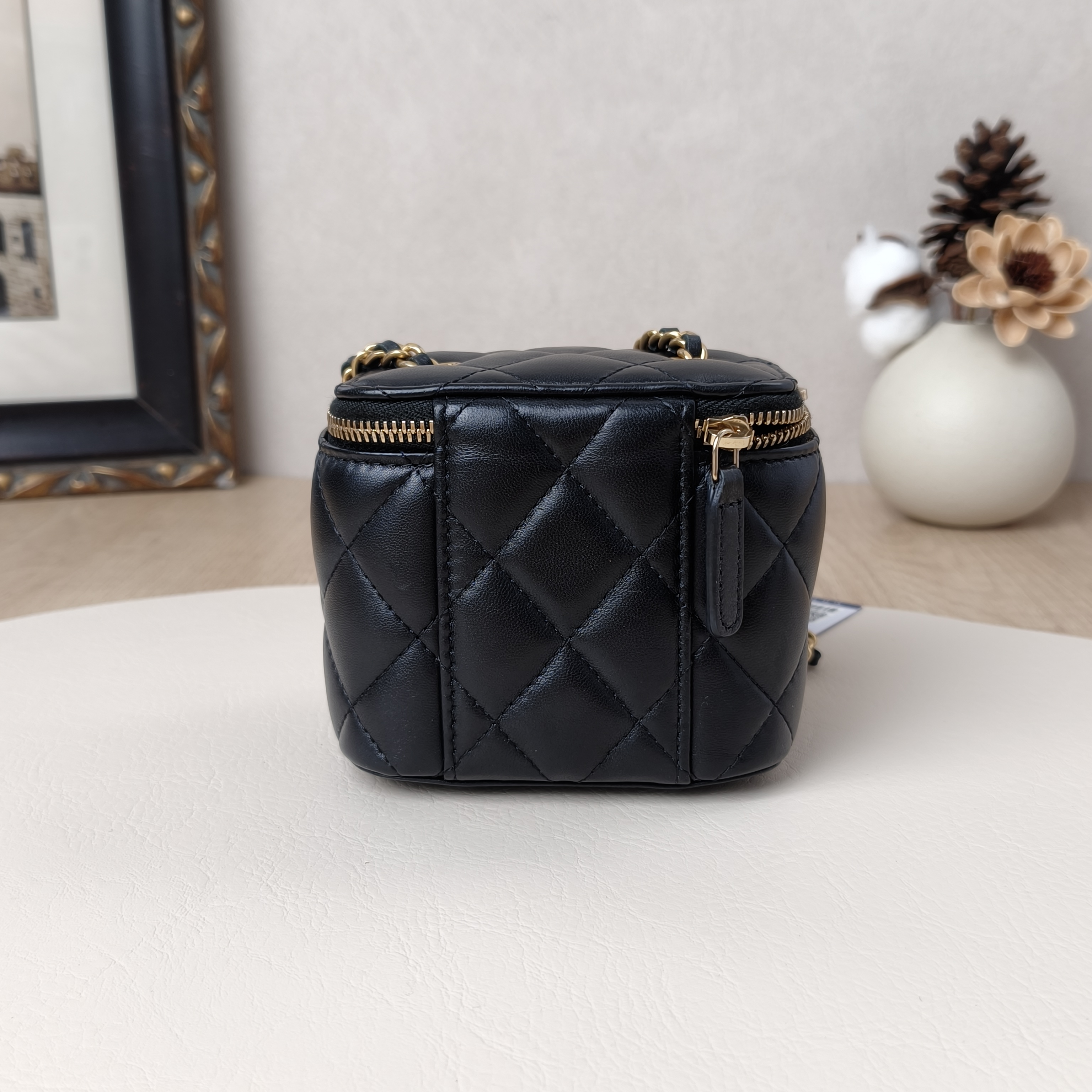 Chanel Crossbody Bag Edition Black Lambskin11 × 7 × 9 cm — cover view 3 of 10
