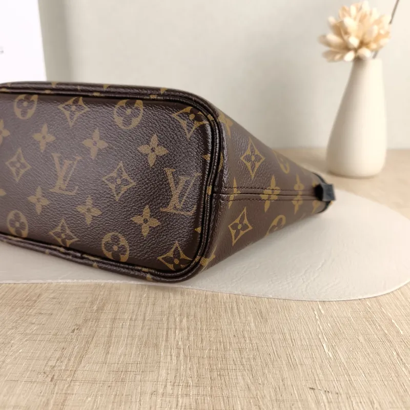 Louis Vuitton Crossbody Bag NEVERFULL INSIDE OUT BB Black PVC · Calfskin BB 26.5 × 11 × 16.5 cm — detail view 5 of 10