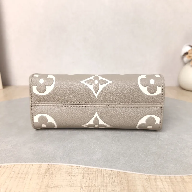 Louis Vuitton Crossbody Bag Onthego BB · White Monogram Empreinte Embossed Calfskin BB 18 × 8.5 × 15 cm — cover view 4 of 5