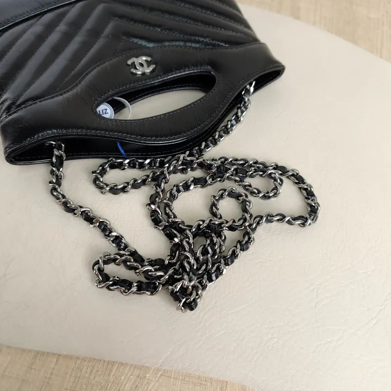 Chanel Shoulder Bag31Bag v Waxed Leather Calfskinnano20.5 × 3.5 × 17 cm — detail view 7 of 12