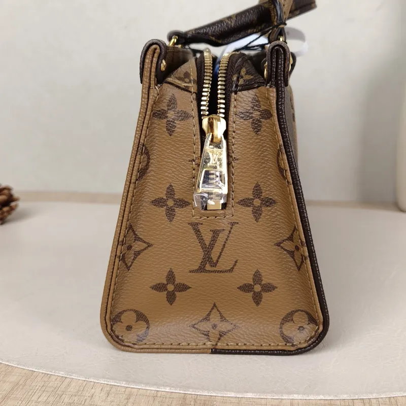 Louis Vuitton Crossbody Bag Onthego East West Monogram PVC Small 25 × 10 × 13 cm — detail view 4 of 15